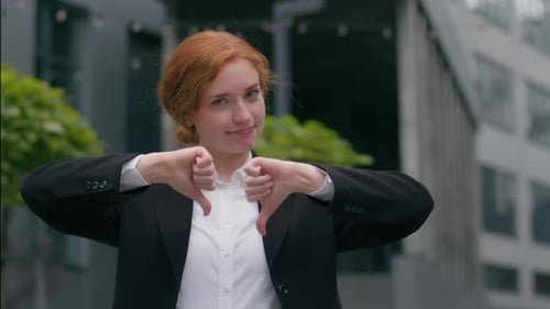 Portrait Unzufrieden Unzufrieden Unzufrieden Junge Kaukasisch Rothaarige Geschäftsfrau Studentin Mädchen Formeller Anzug