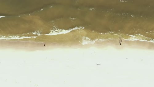 Vista aérea 4K con vista aérea desde arriba, movimiento de un Zumbido Hermosa playa tropical con arena blanca. Vista superior vacía y limpia