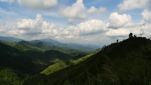 Wolken, die sich bewegen und Schatten auf die Berge werfen, ist ein Zeitraffer, aufgenommen von einem der höheren Berge