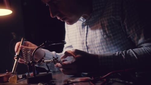 Reparieren eines Mikrokreisrauchs vom Lötkolben Trennen von Funkkomponenten trennen Scheme with Precious