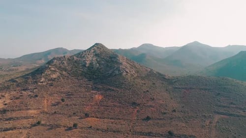 Montañas desérticas de colores rojizos vistas desde dron. Desert mountains of reddish colors seen fr