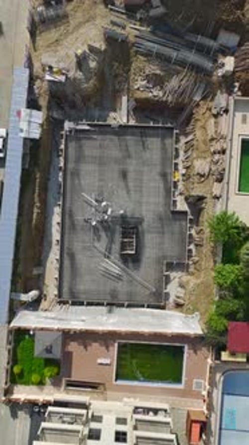 Instalación de un sistema de alcantarillado aéreo vertical en la red de cimientos de construcción