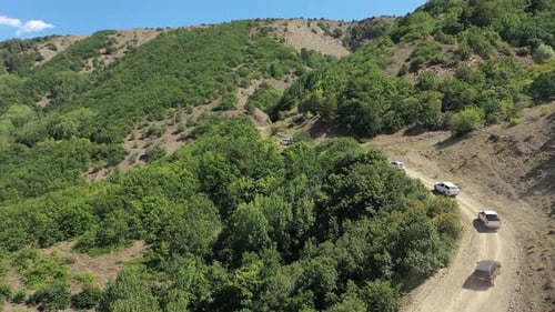 Vue aérienne d'un véhicule tout-terrain conduisant sur une route de montagne