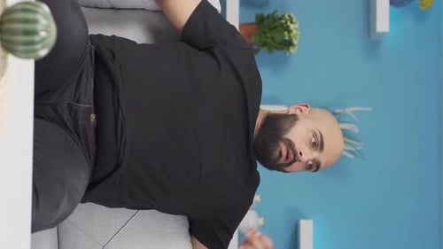 Vidéo verticale de The Man Who Feels Bad.