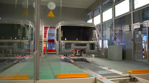 La cabine du camion se déplace sur la chaîne de montage en usine