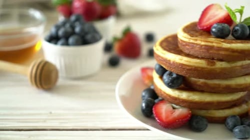 souffle pancake with fresh blueberries and fresh strawberries
