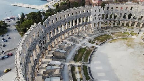 Vue aérienne de l'amphithéâtre de Pula en Croatie - Architecture romaine historique