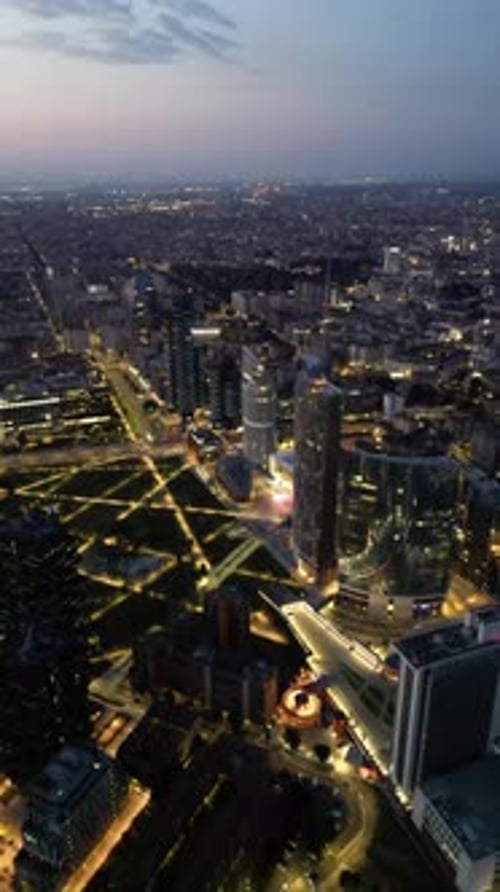 Vídeo aéreo sobre los rascacielos de la ciudad de Milán