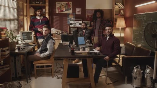 Retrato de uma equipe diversificada de geeks no escritório vintage