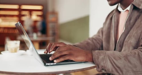 Café, online e prático com laptop, digitando e criativo para projetos, jornalistas e histórias freelance