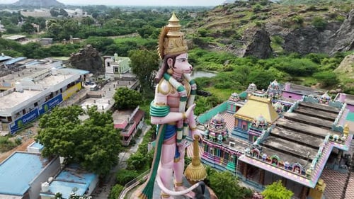 Vue aérienne de la statue du dieu Hanuman sur l'autoroute Vijayawada
