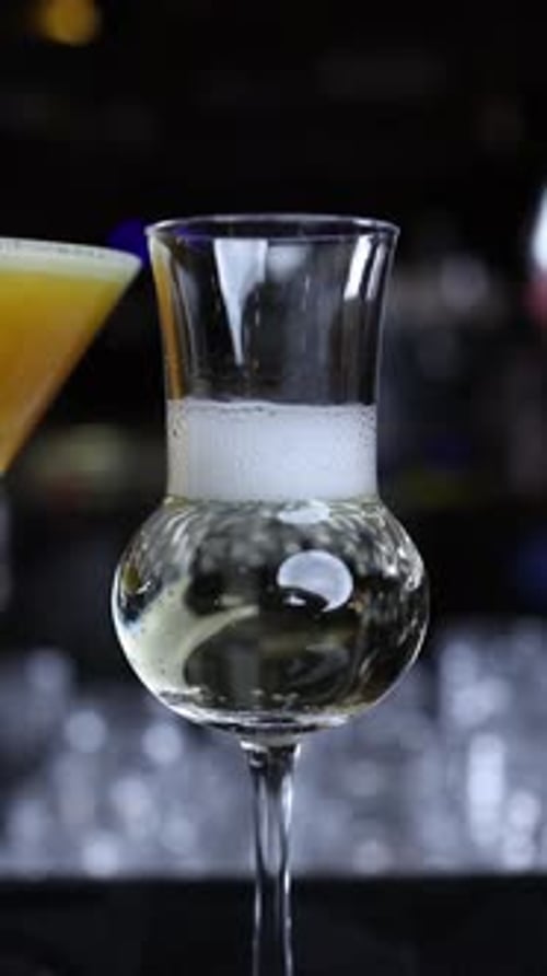 Der Barkeeper bereitet einen Cocktail an der Bar zu