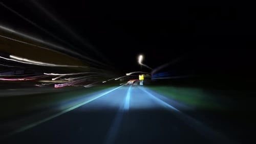 Rayas de luz en la carretera durante la conducción nocturna