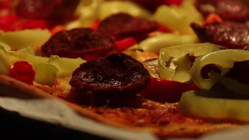 Hausgemachte Pizza mit Peperoni, Champignons, roten und grünen Paprikaschoten, im Ofen gebacken