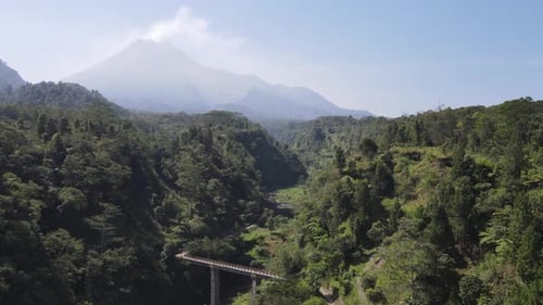 Drohnenaufnahme einer Brücke mitten im Wald in Plunyon, Yogyakarta, Indonesien