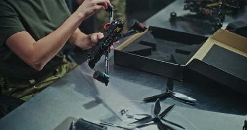 Weibliche Spezialistin arbeitet in einer Hightech-Drohnenmontagewerkstatt