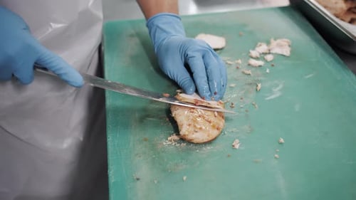 Trancher la poitrine de poulet cuite pour un portionnement normalisé des repas