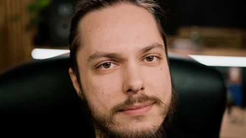Porträt eines jungen, seriösen Toningenieurs im professionellen Mastering von Heimmusikaufnahmen
