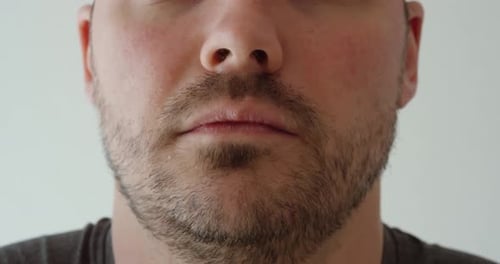 Un homme rote à cause de brûlures d'estomac et de reflux acide