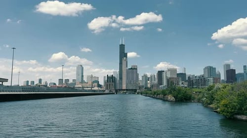 Chicago Skyline vom Fluss aus Ein atemberaubender Blick auf die Skyline von Chicago vom Fluss aus mit Blick auf die