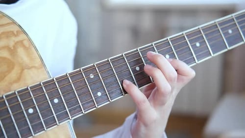 Hand spielt Akustikgitarre, Nahaufnahme, Fingerpicking, Bund-Gitarrenhals