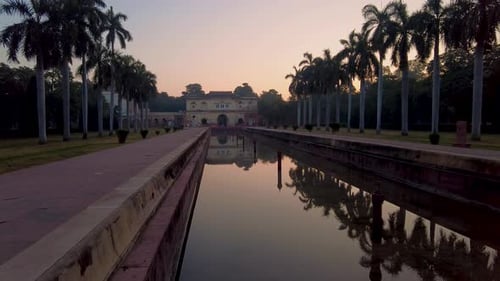 Vue nocturne du jardin devant la tombe de Safdarjung à New Delhi, Inde