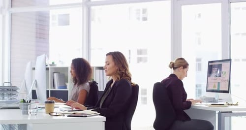 Femme, travaillant et bureau avec ordinateur, dactylographie et heureuse pour le travail, employée et consultante