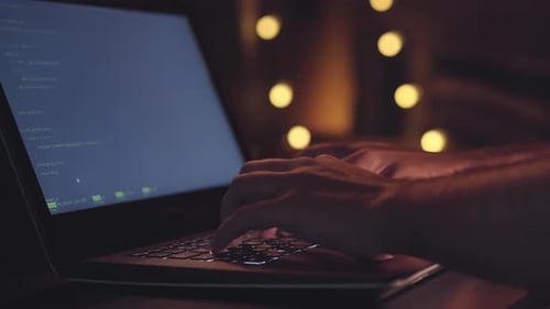 Nahaufnahme der Hände bei der Entwicklung einer Software-App mithilfe eines digitalen Laptop-Computers, der Code auf dem Laptop eingibt