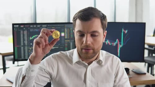 Enttäuschter Trader Miner hält Bitcoin mit Börsendiagrammen im Hintergrund