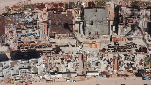 Imágenes aéreas de un gran complejo residencial durante las primeras etapas de la construcción