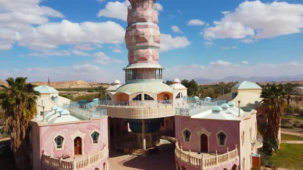 Vista frontal do edifício Neot Smadar Art Center com torres de ...