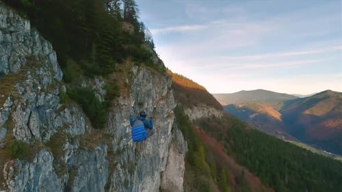 Gleitschirmfliegen in den Rocky Cliff Mountains