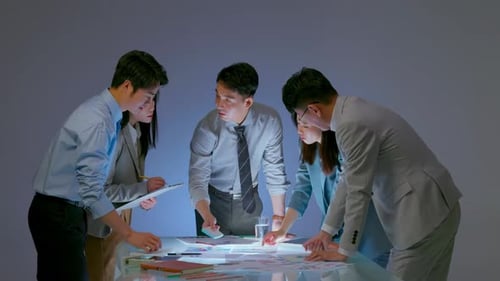 Team von Geschäftsleuten, die am Schreibtisch an Teamarbeit arbeiten, Diskussionen drehen sich