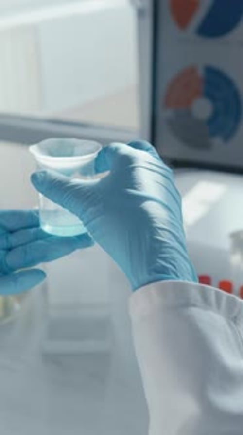 Un scientifique dévoué réalise des expériences dans un laboratoire médical moderne axé sur la biochimie