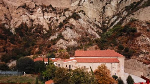 Bâtiments anciens Le monastère de Shiomghvime aux toits rouges est niché au pied d'une immense falaise abrupte à Mtskheta