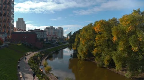 Stadt und grüner Park mit Fluss