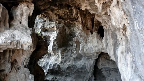 Natürliche Höhlenfelsenformation, asiatischer Karst, Gebirgshöhle, innere Stalaktiten