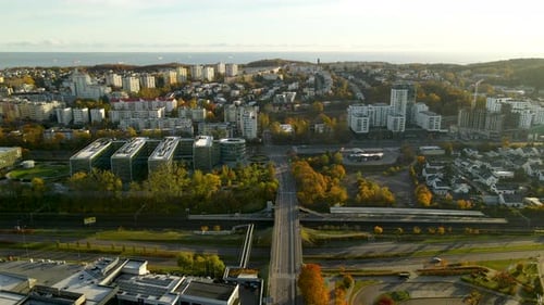 Vue panoramique des véhicules circulant sur la route de la ville de Gdynia à l'aube en Pologne. aérienne, vers l'avant