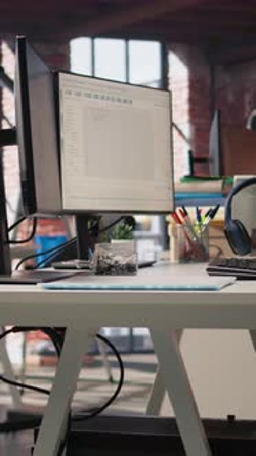 Vertikales Video: Leerer Arbeitsbereich der KI-Technologieagentur, die kundenspezifische Softwareentwicklungsdienste anbietet