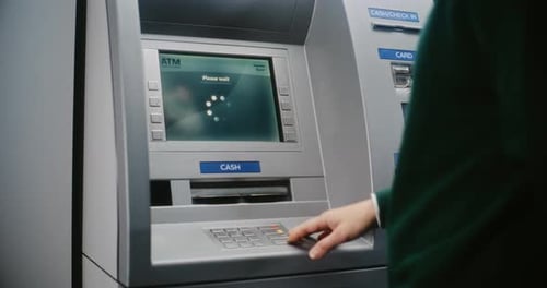 Unbekannte Person, die den PIN-Code eingibt, Fehlermeldung auf dem Display des Geldautomaten aufgrund eines Verbindungsabbruchs