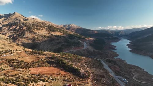 Bela paisagem de uma pequena vila nas margens de um rio de montanha