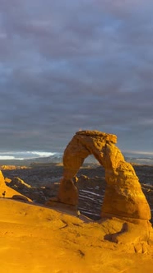 Vídeo vertical de arco delicado no Sunset Arches National Park, Utah, EUA