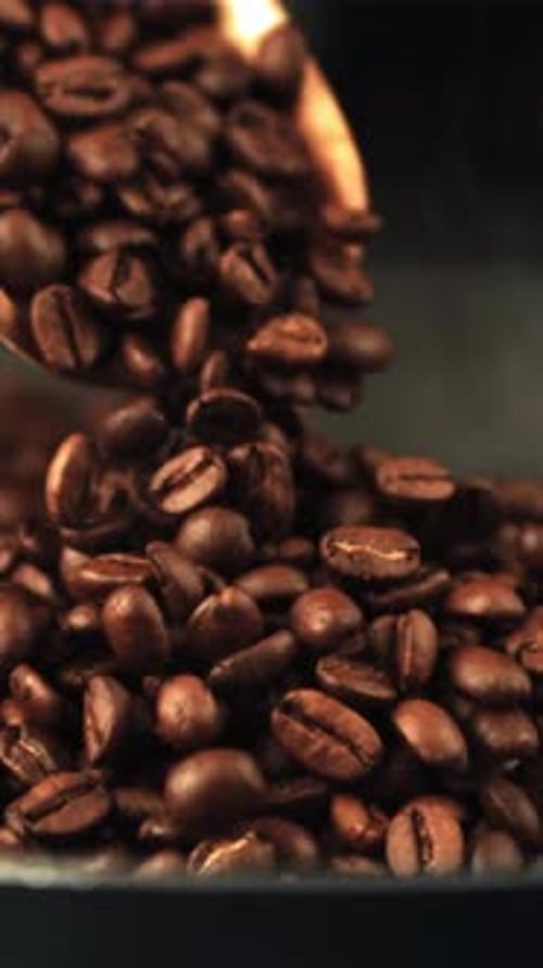 Superzeitlupe aus der Holzschaufel fallende Kaffeebohnen
