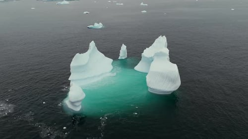 Polarlandschaft mit schwimmenden Eisbergen von oben