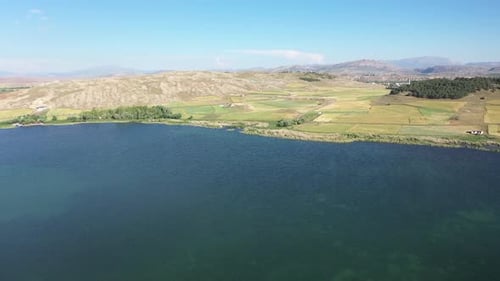 Vue aérienne des terres agricoles, du lac et des collines