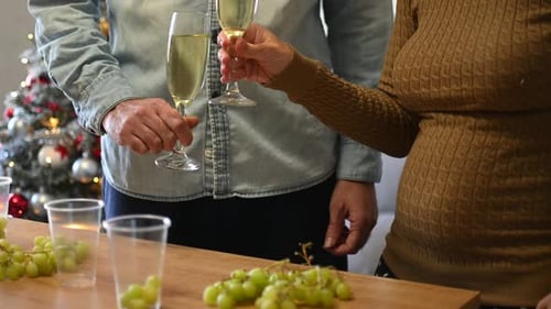 Couple qui tinte des coupes à champagne