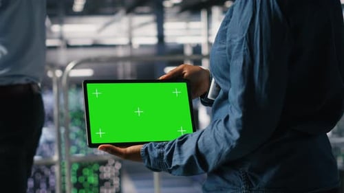 Server Hub-Techniker optimieren Konfigurationen mithilfe von Chroma-Key-Geräten in Nahaufnahme