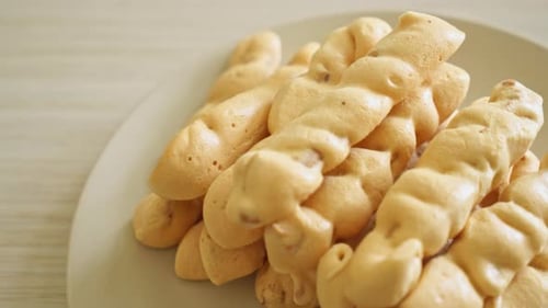 Mandeln, Baiser zum Aufkleben auf Teller — französischer Snack nach Dessertart