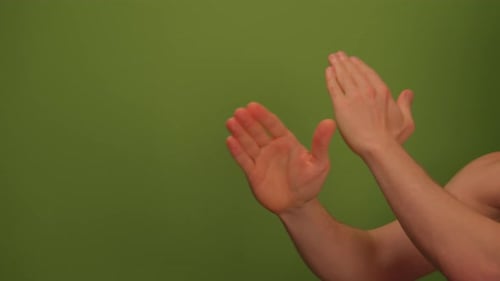 Applaudissant des mains avec enthousiasme sur un fond vert vif, symbole de joie et d'unité