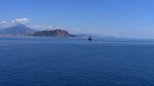 Luftaufnahme eines Piratenschiffs, das vor der Küste der Türkei segelt